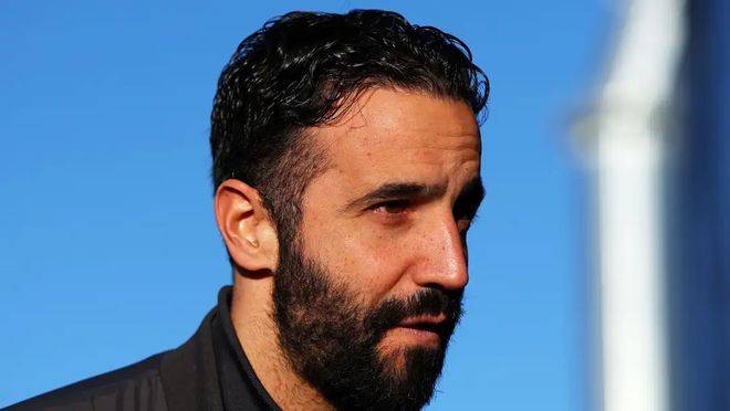 المدرب الذي طُرد من مانشستر يونايتد أصبح سلعة ثمينة لدى أحد عمالقة الدوري الإسباني!