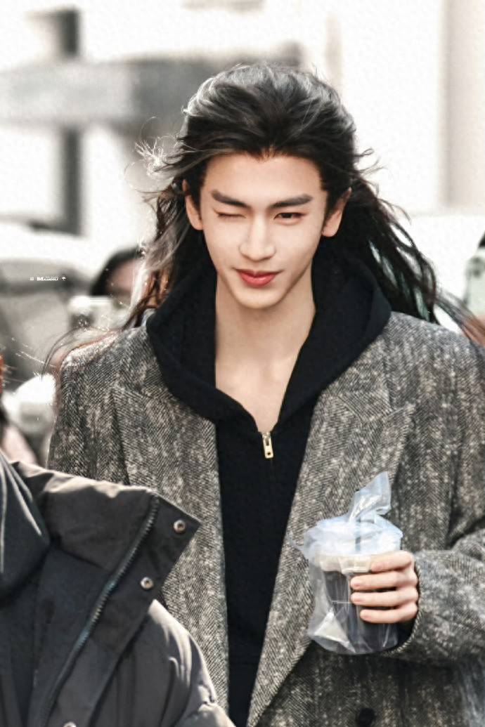 张凌赫方硬核回应跑男常驻：别猜了，哥忙着拍戏没空撕名牌