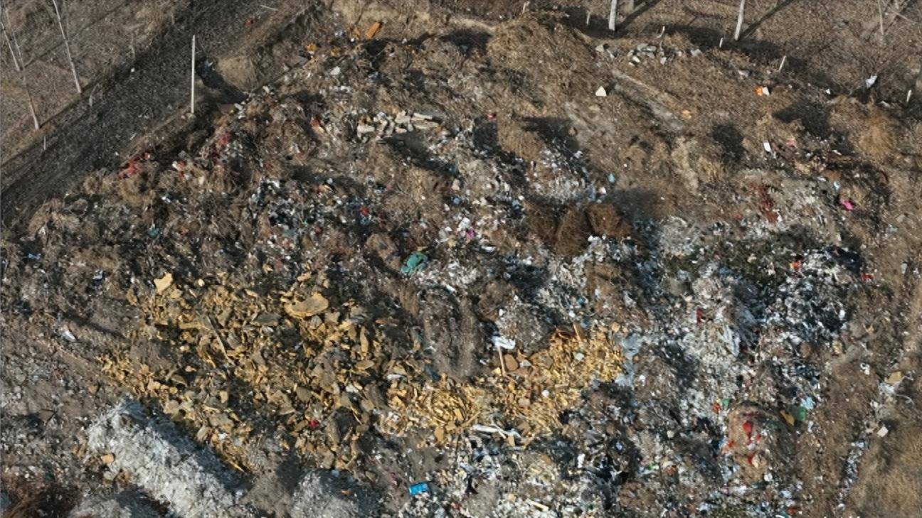 河北望都县七里铺村现大面积生活垃圾乱堆 污染环境亟待整治(图1)