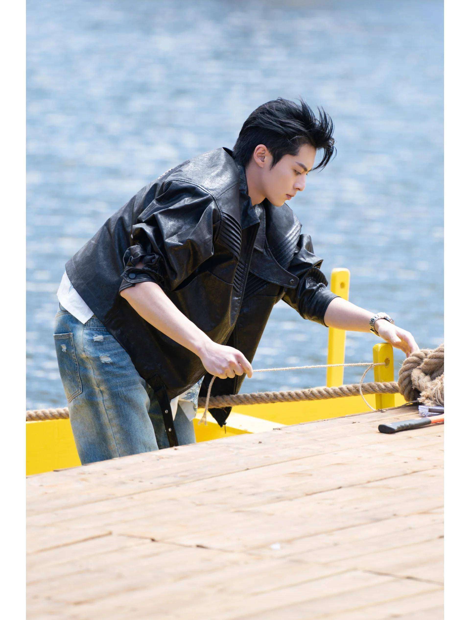 明星乡村生存实验：王鹤棣用树叶换鸡蛋，被村民吐槽耍大牌