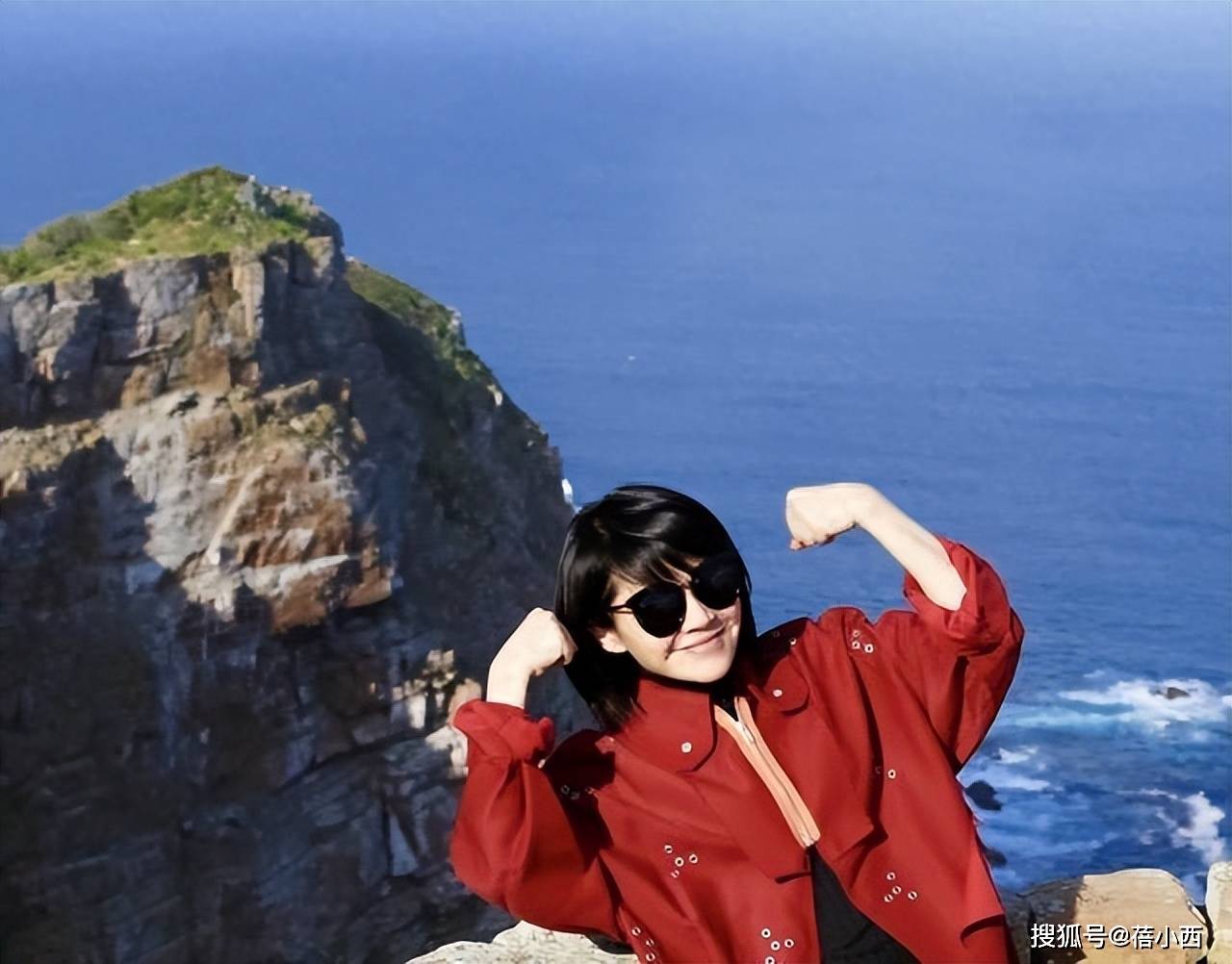 原创            55岁许晴剪了短发减龄20岁，去旅游穿风衣+皮裤，完全没有大妈味