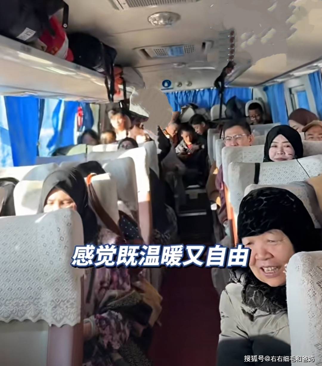 一家35口人开大巴自驾游走红17个孩子的春节