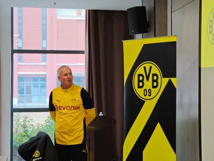 多特蒙德传奇保罗·兰伯特武汉之行：与武汉联镇开展青训交流！