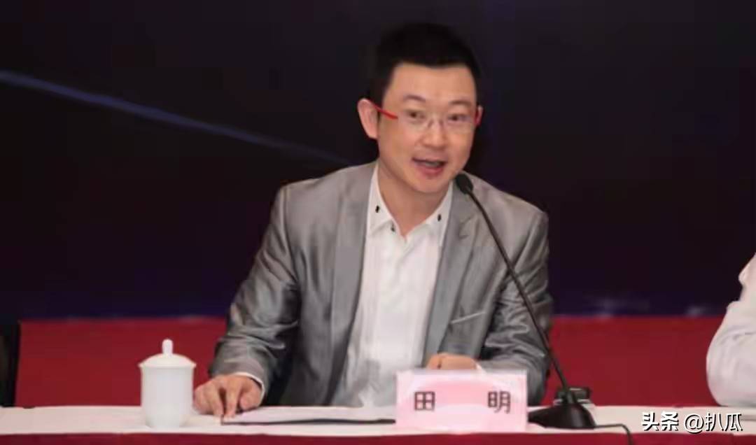 曾是上海知名主持人,离开上海台后成百亿总裁,妻子竟是熟悉的她