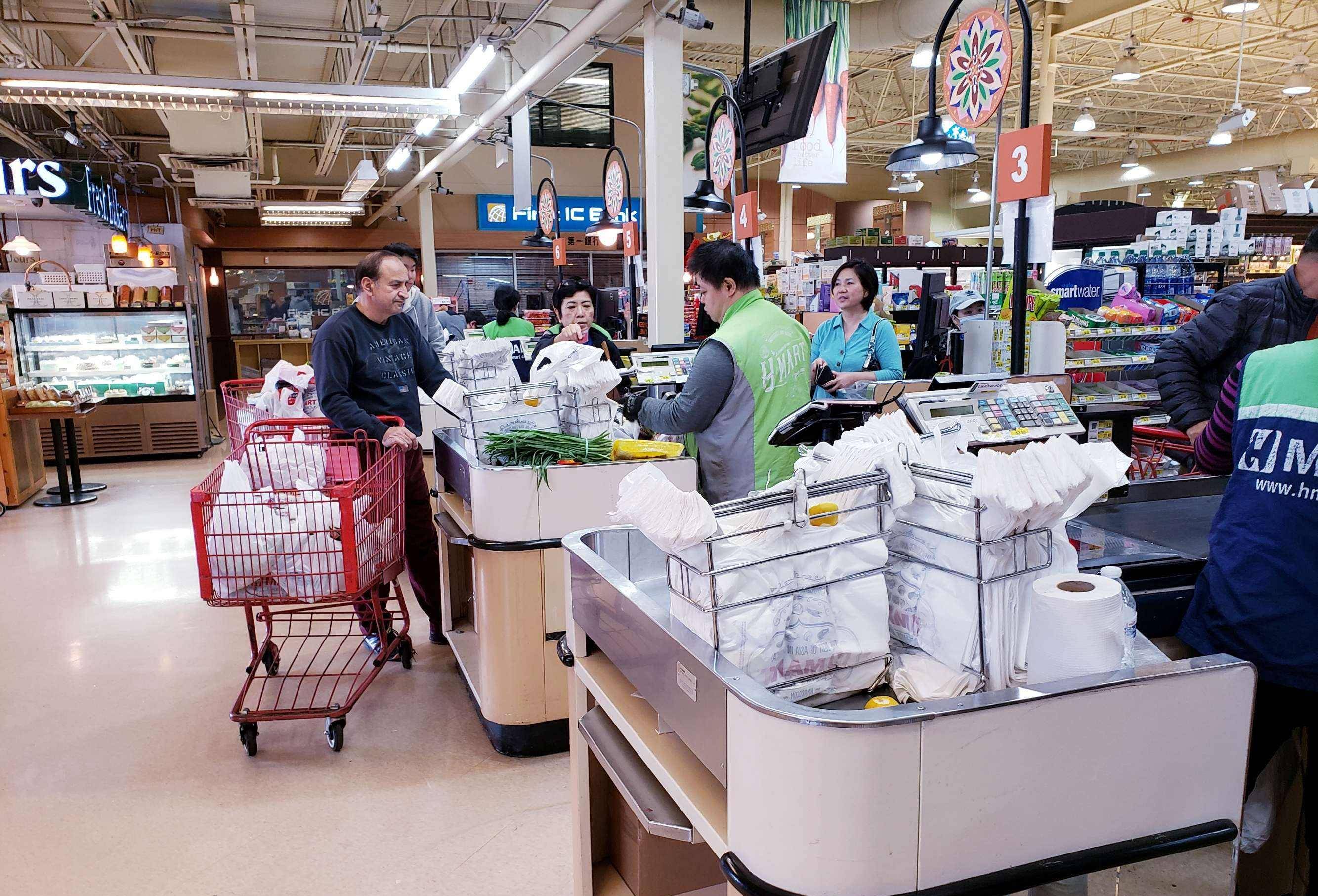 美国一白领20多年不买内衣,垃圾桶捡食物待客,朋友气得和她绝交