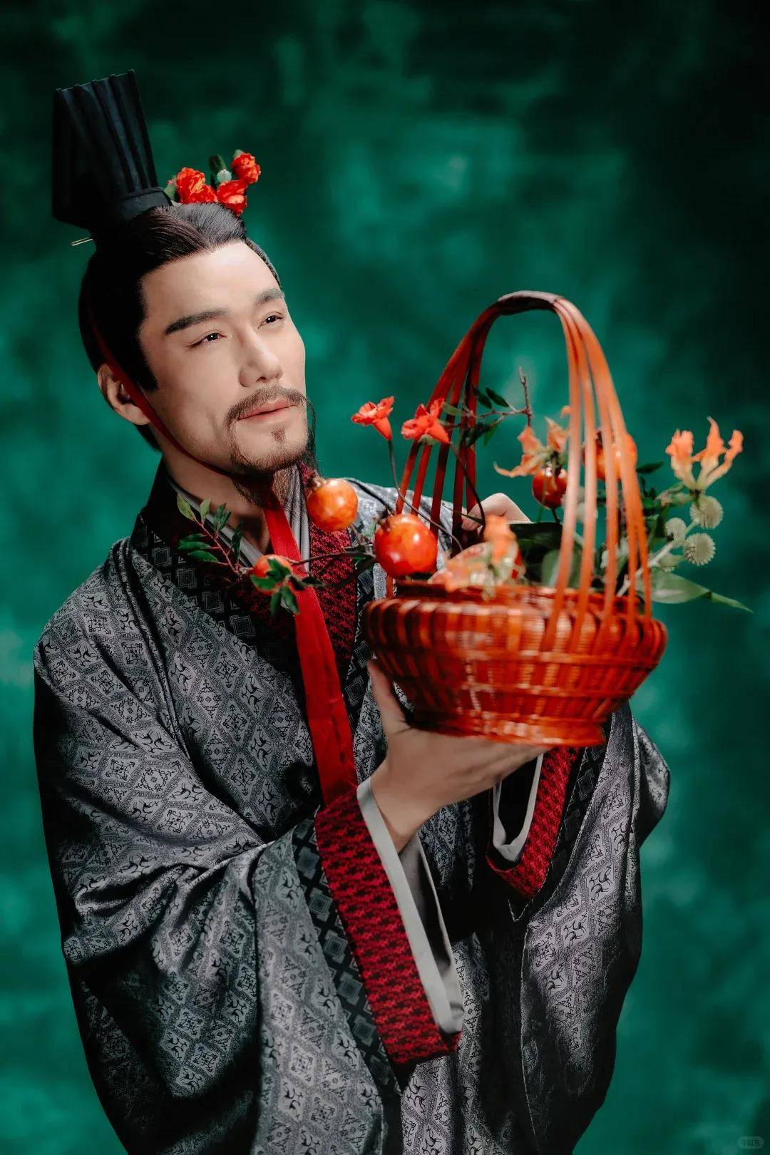 秦岚、李沁爱上同一件衣，热依扎、薛凯琪戴了同一朵花