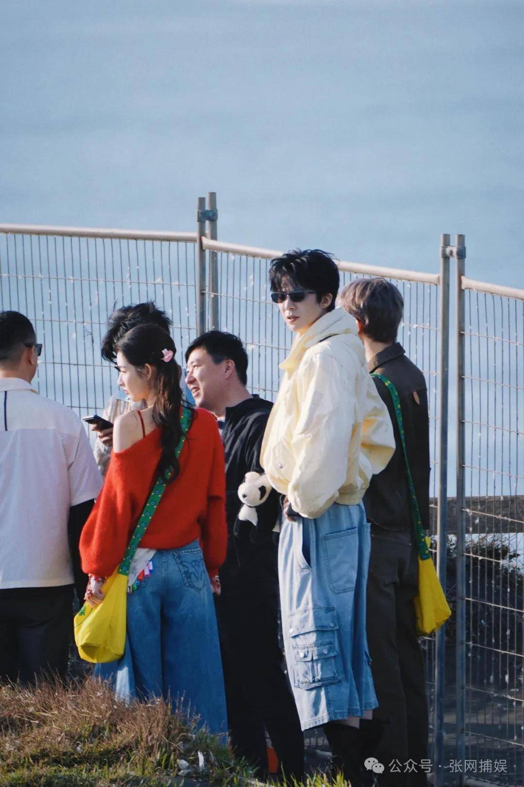 原创
            刘宇宁新西兰封神路透！霸总秒变奶黄包，190cm反差萌杀疯全网！封面图