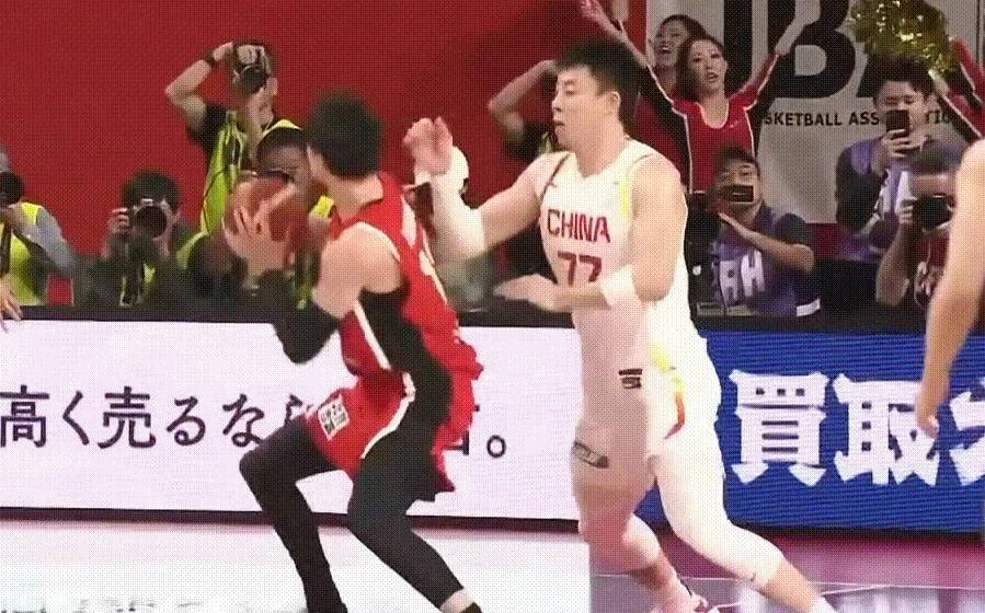 张镇麟登场8分钟表现低迷，三投零中遭渡边雄太碾压引发热议