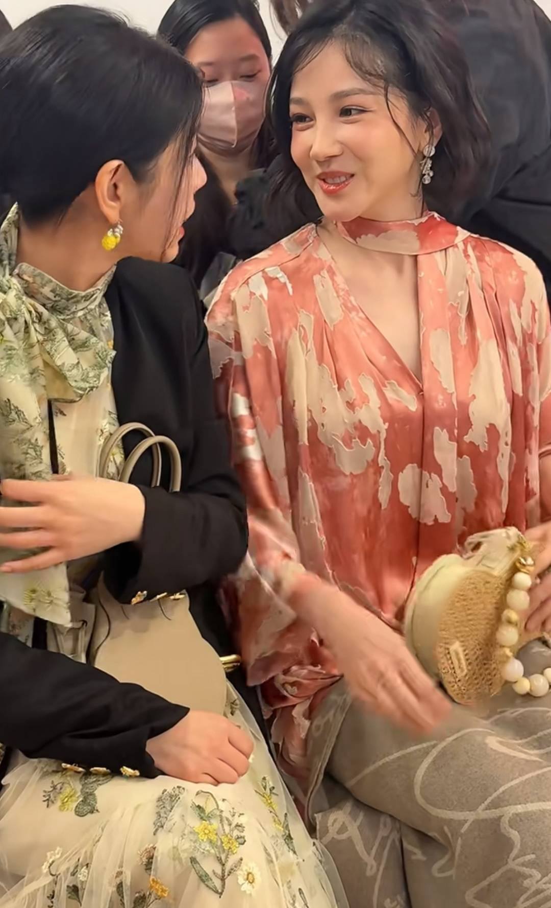 陈小纭陈妍希同框现身米兰前者彻底没法看后者却越来越权威了