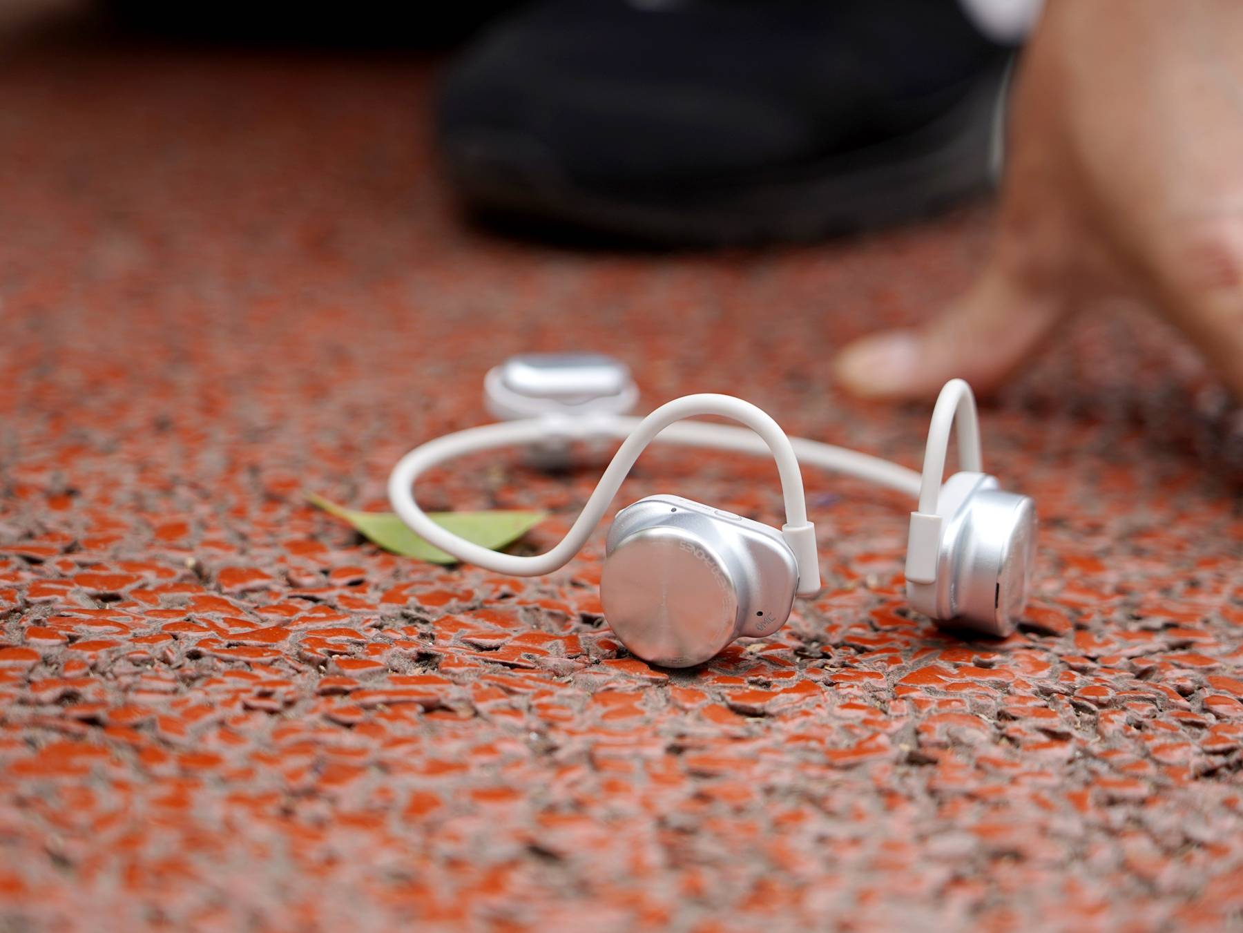 耳挂式智能音箱+可拆卸麦克风？弱水时砂SpeakFeel玩法有点多