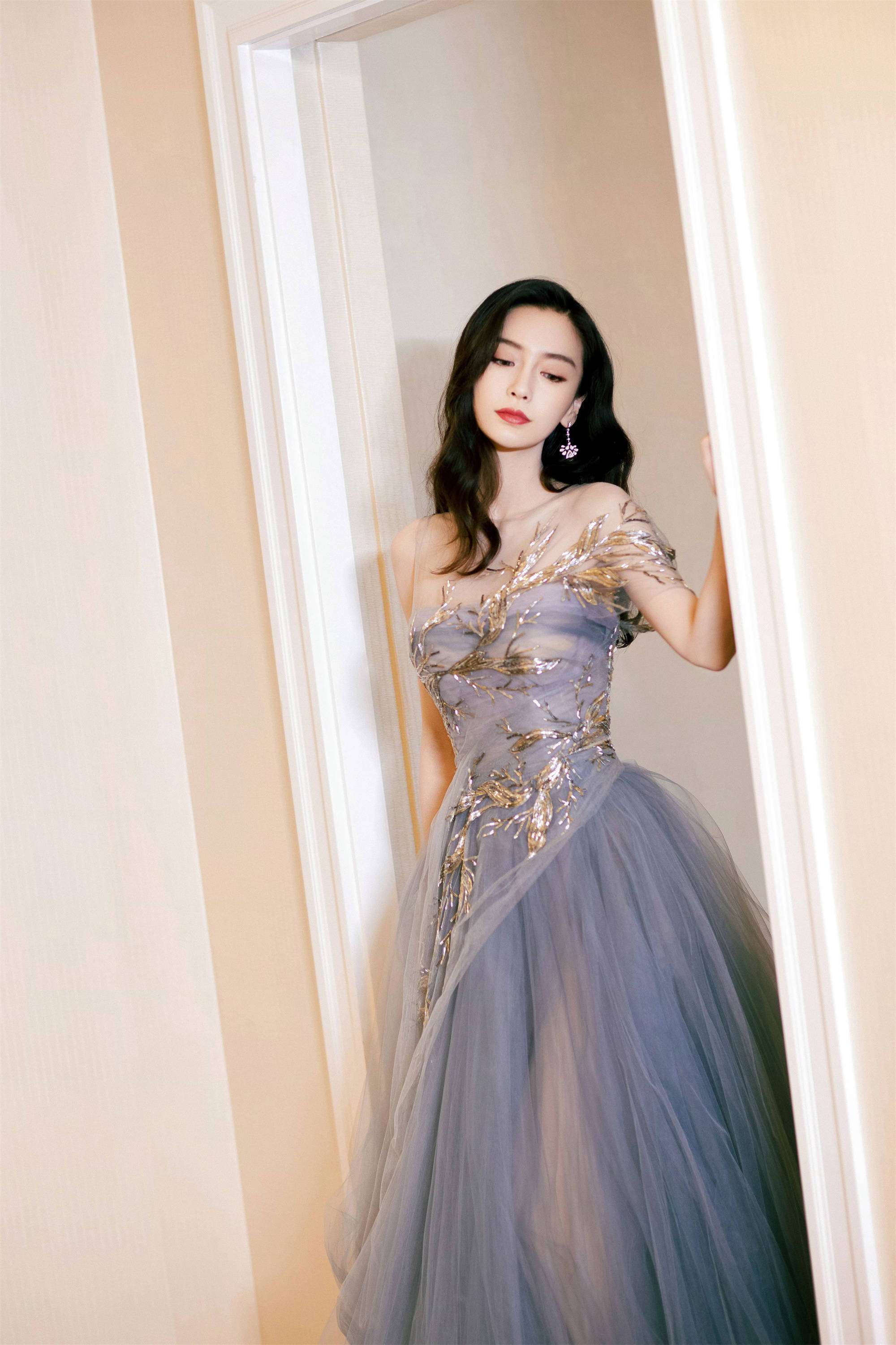 杨颖2026星动纪念日粉彩妆曝光高定礼服配春日妆容美到封神