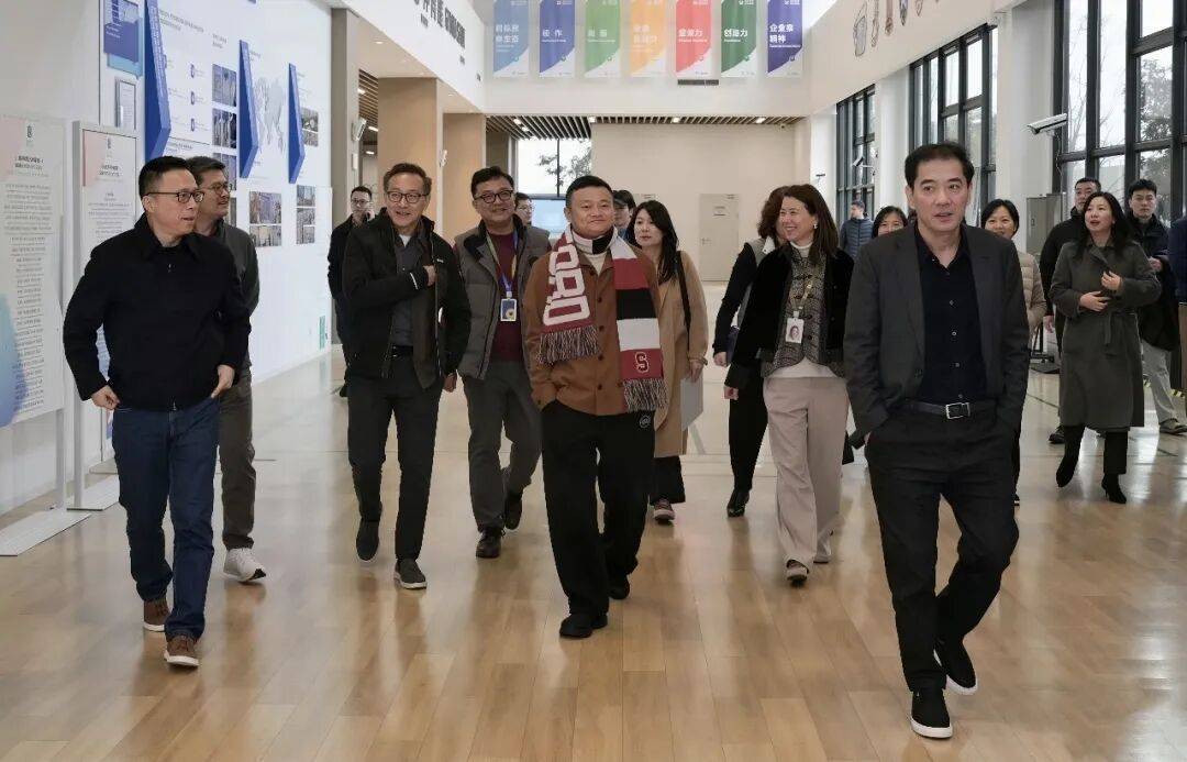 马云:AI时代胜负手,不在“芯片”在“心跳”