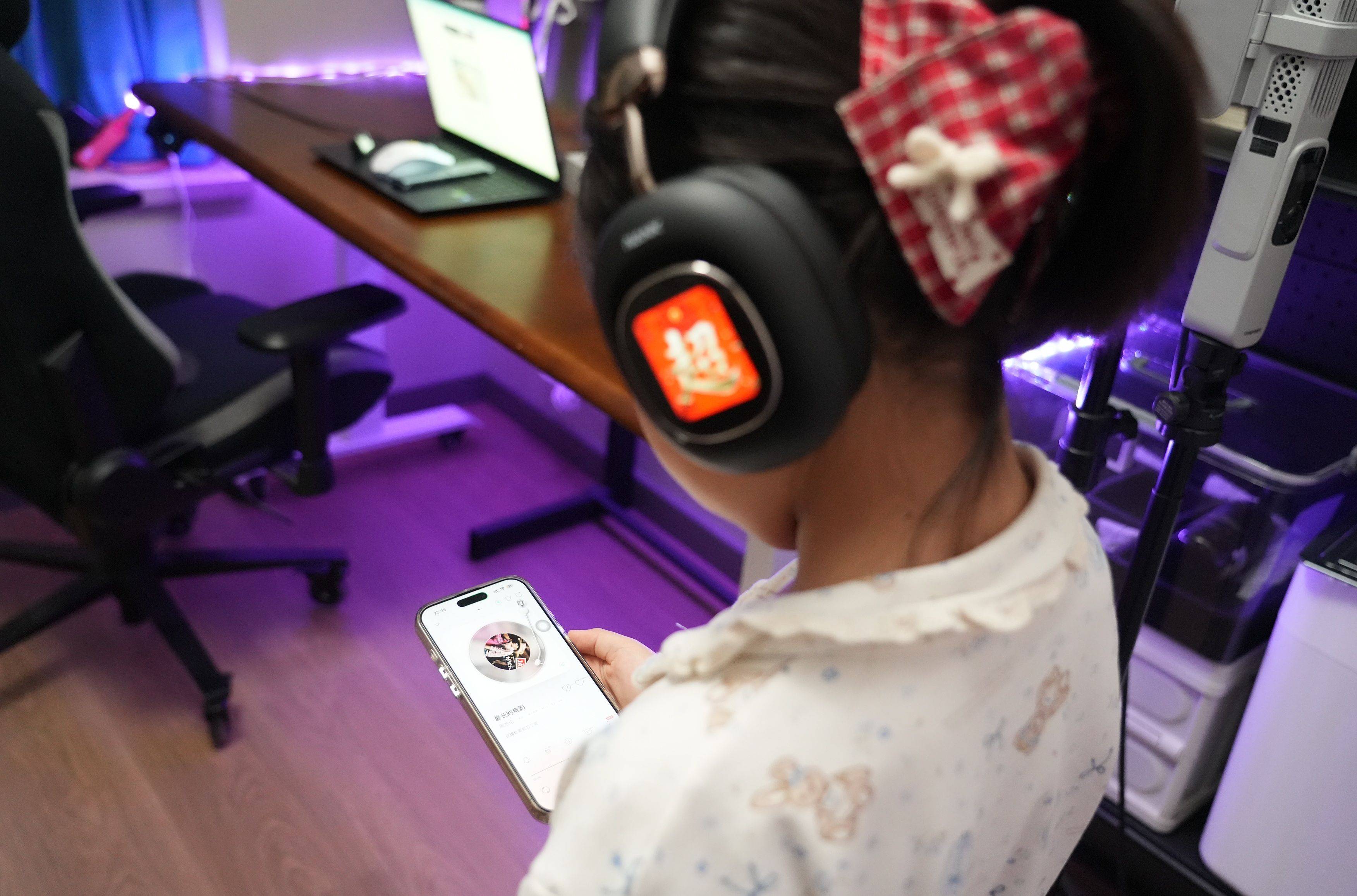 头戴耳机新卷王！南卡Show实测：灵动屏+顶格音质通勤娱乐全拿捏