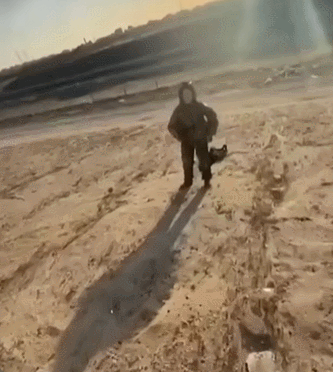 原创            哥别动手，我是美国人！美国飞行员统一跪地投降是有标准的？