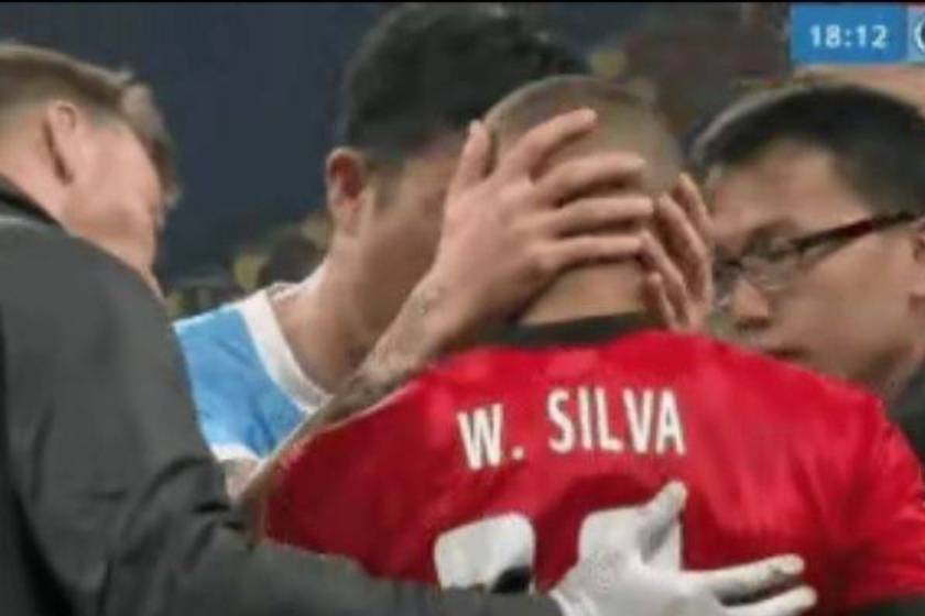 红牌该批，但姜至鹏这一跪！让中国足球看到了久违的体面