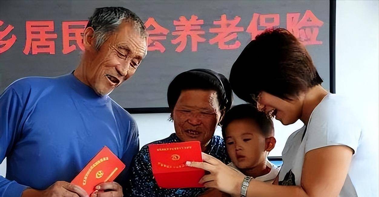 200元养老金难撑体面晚年:白岩松两会发声,直言农民养老金太低-图片10