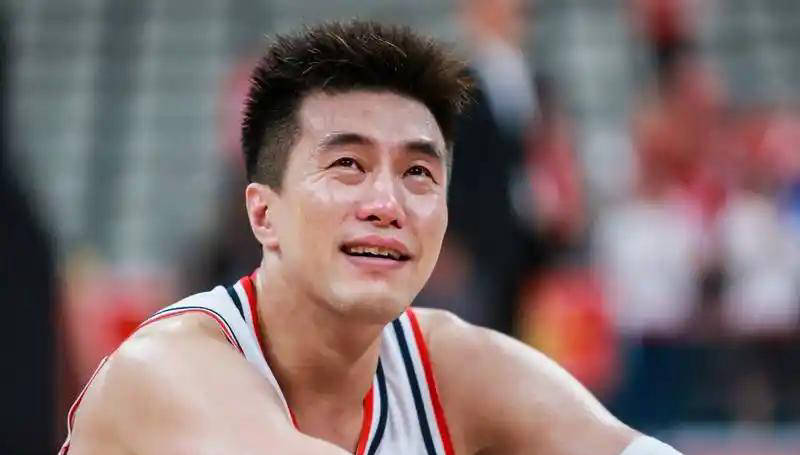 正式退役在即？郭艾伦16个赛季薪水加广告代言收入揭秘，到手多少令人瞩目