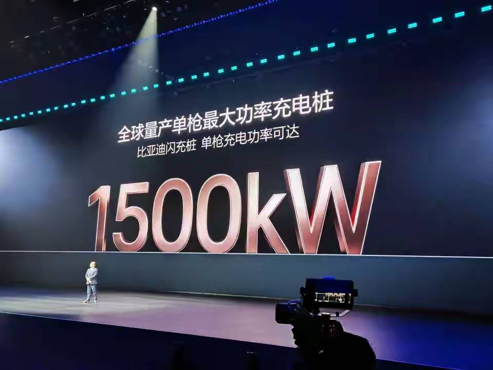 比亚迪扔出“闪充”王炸，这回燃油车真的危险了？