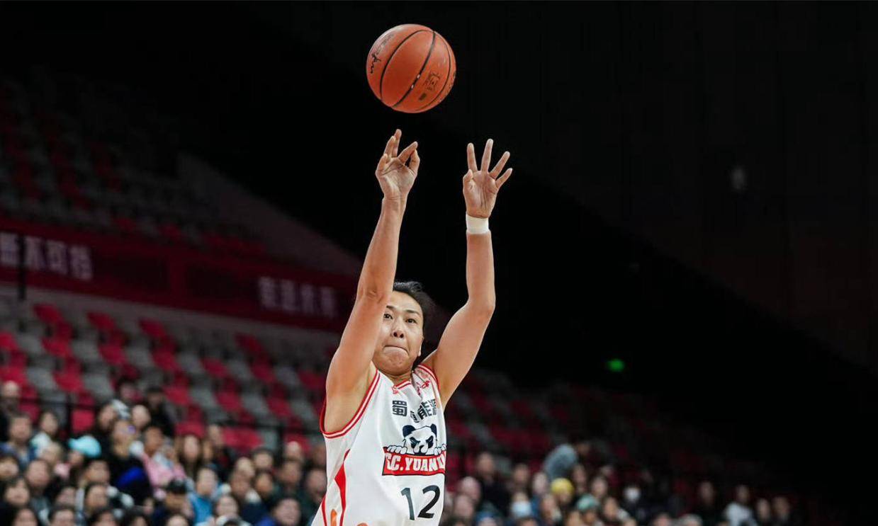 轰26+7进四强！中国女篮33岁1米91王牌前锋真稳：宫鲁鸣该带她？