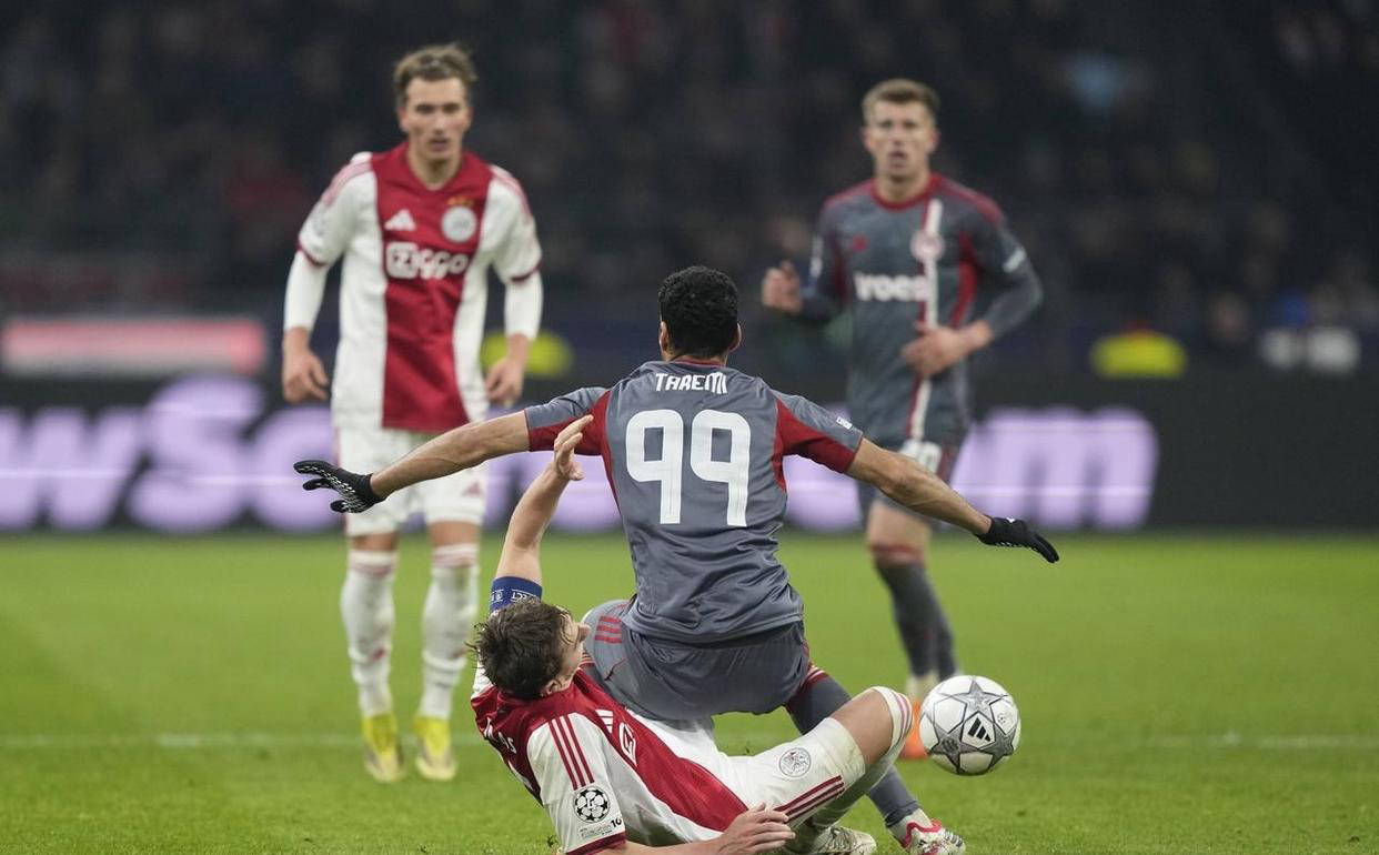 欧冠四冠得主遭荷甲中游球队爆冷击败，12轮不败纪录告终