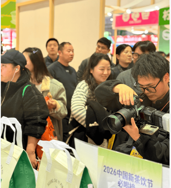 黄氏壹品汇水牛奶甜品惊艳亮相2026上海华食展·中国新茶饮节，三天热卖三千碗引爆全场