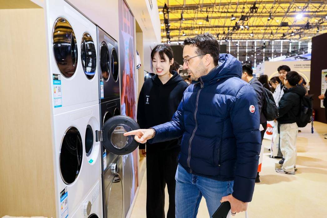 《实至名归！海信全家筒·棉花糖U7S斩获2026 AWE艾普兰创新奖，彰显中国家电智造实力》