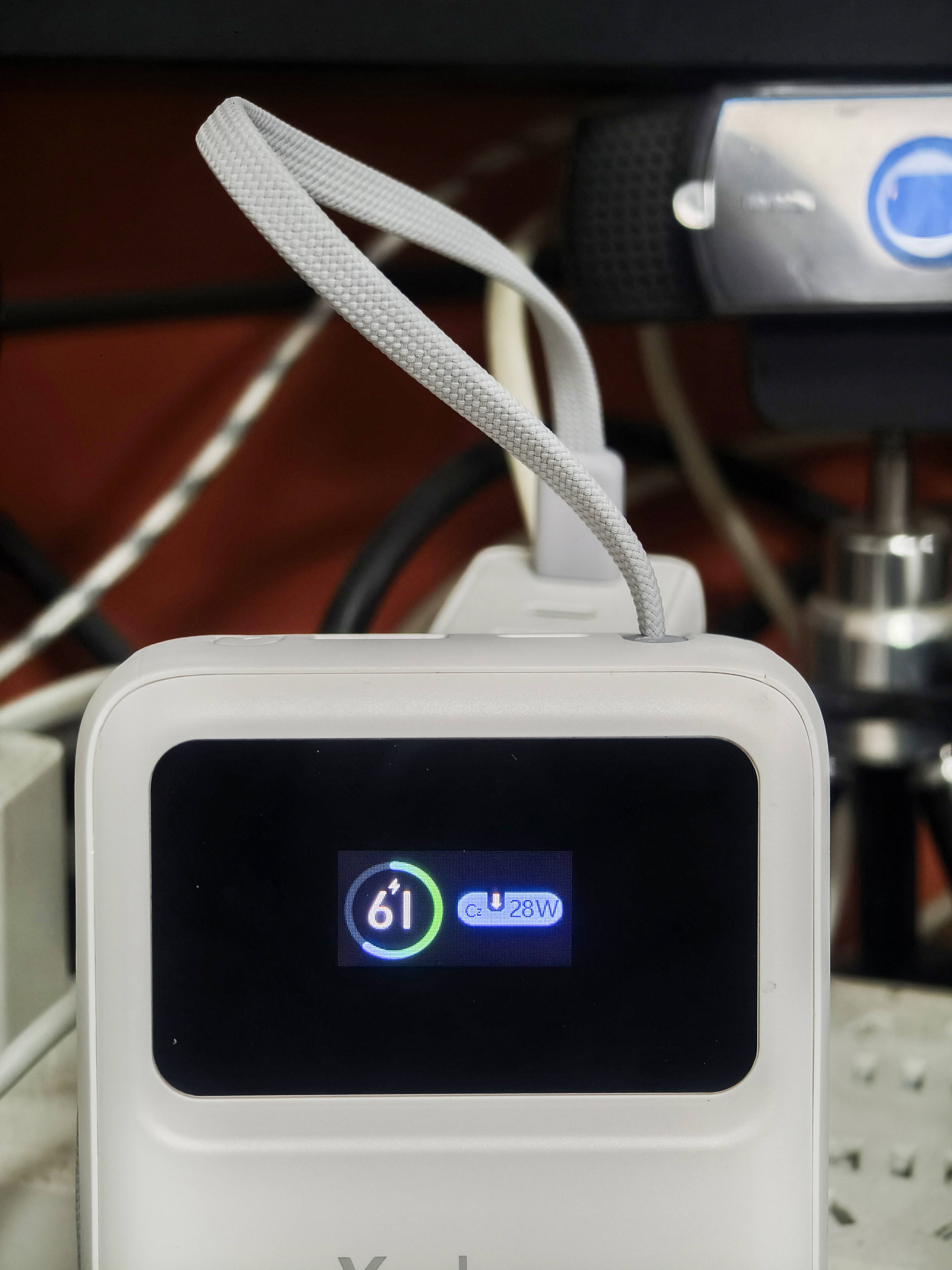 不到2.3张就能买到屏显大容量充电宝你敢信？羽博自带双线充电宝分享