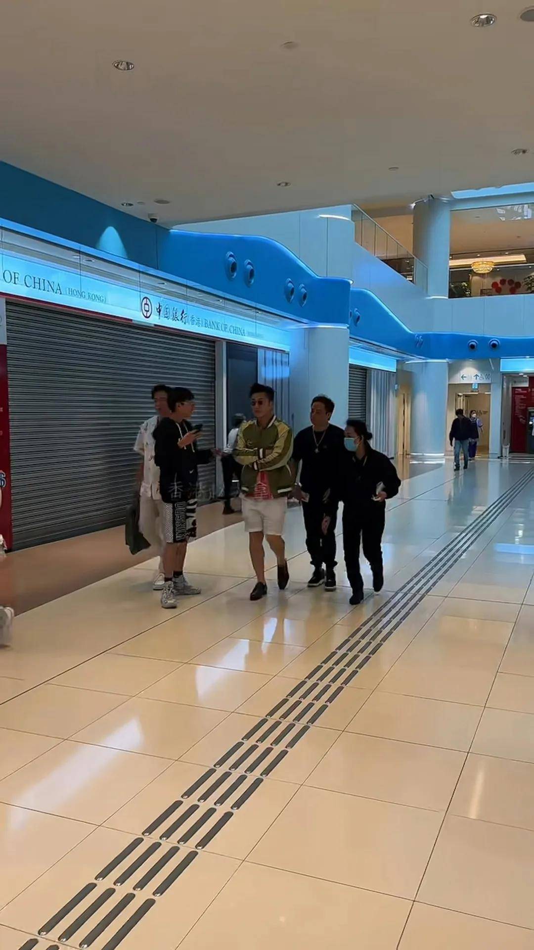 早前陳山聰在出席劇集《奪命提示》宣傳活動時，被拍到對迎面而來的小粉絲視而不見，「直行直過」扮看不到，隨即引起網民熱議，批評他「咁大牌」。（小紅書截圖）