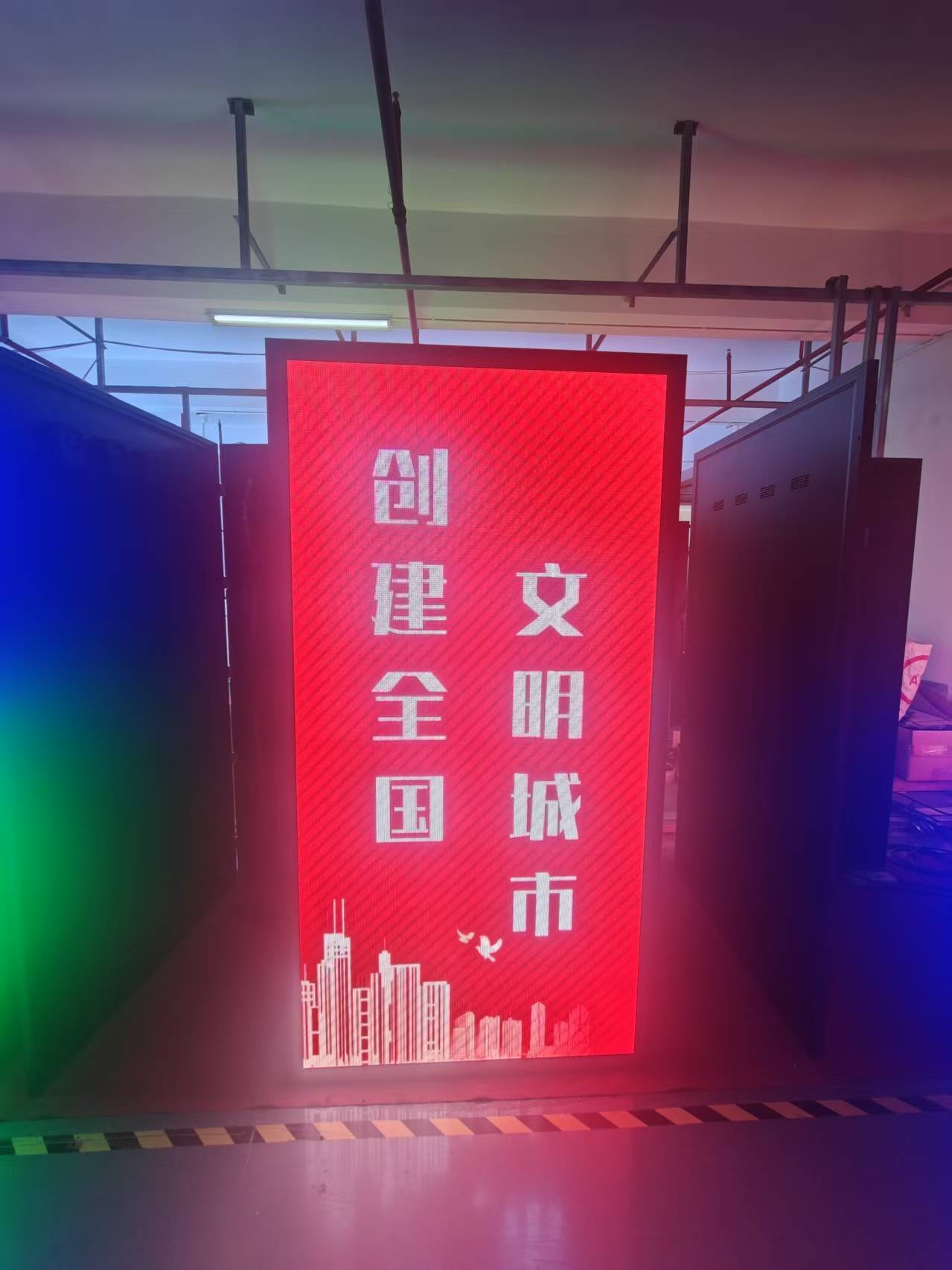 盘点当前市场广告屏厂商的技术与服务特点led显示屏广告机/双面灯杆