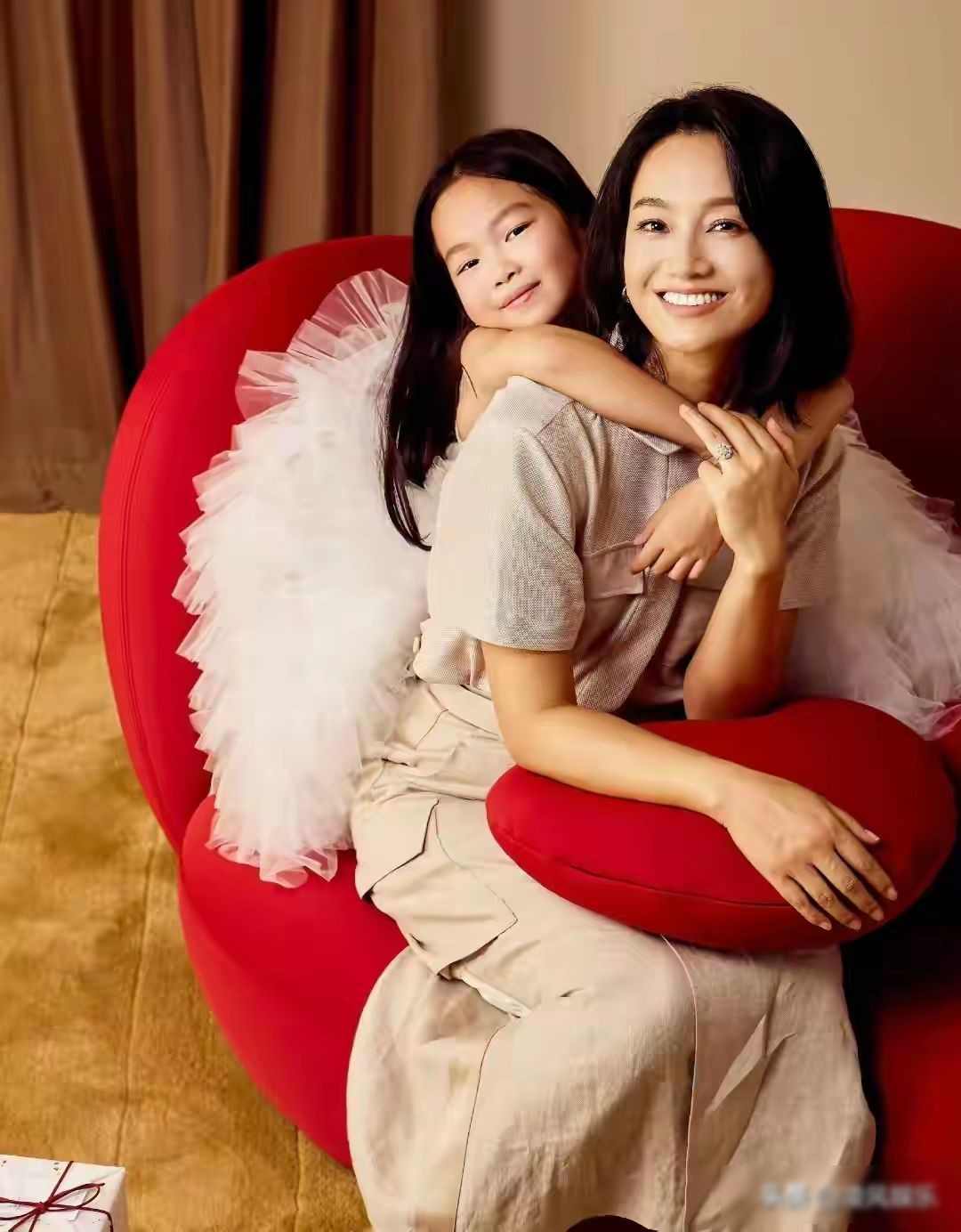 朱丹周一围街头牵手送娃上学，当年“缺席丈夫”争议再起波澜，真实婚姻藏在柴米油盐里 