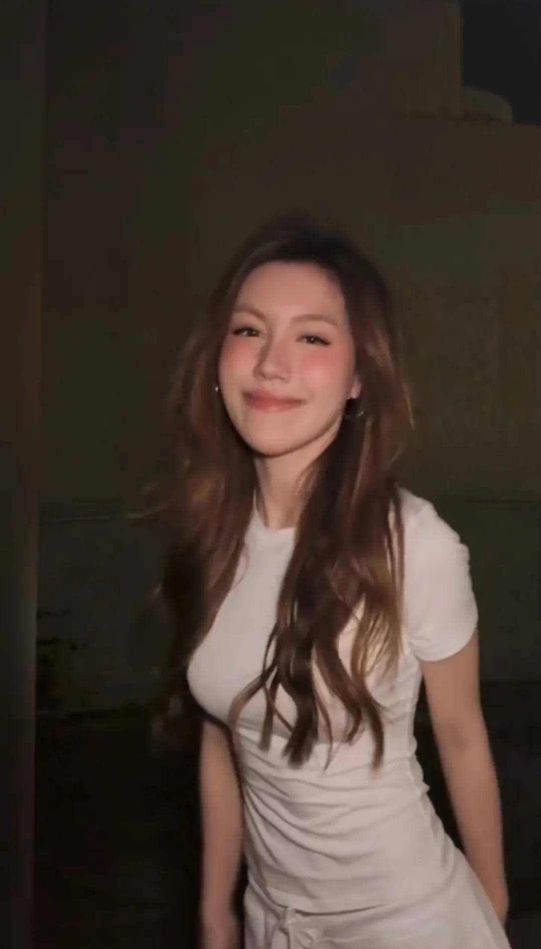 宋宛穎自認着無痕運動內衣。（IG@sabrinaxmendes）
