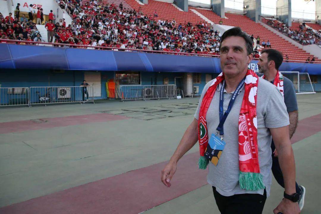 亚冠惨败+九场不胜！穆斯卡特赛后平静发言引发舆论，海港帅位动摇？