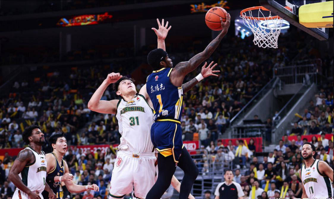 广东本土球员得分总和远低于萨姆纳一人，球迷直言：杜锋的训斥让球员全蒙了