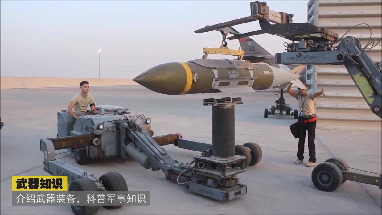 8020. 美军女兵协助安装巨型航弹