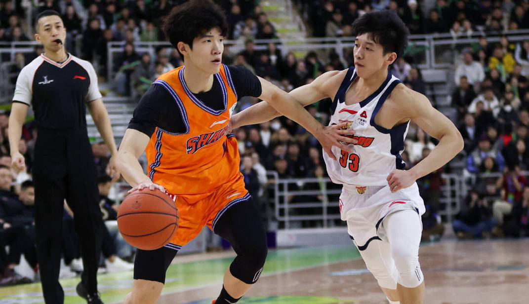 CCTV5直播！上海再战广东严阵以待，四大内线猛攻对手短板，杜锋难招架