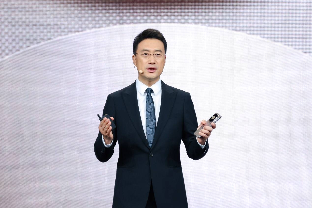 《首发主动散热!华为Mate 80 Pro Max 风驰版亮相,重构旗舰性能新标杆》