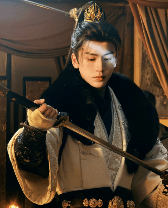 90岁老人熬夜看《逐玉》 张凌赫：让爷爷早点休息，身体最重要！