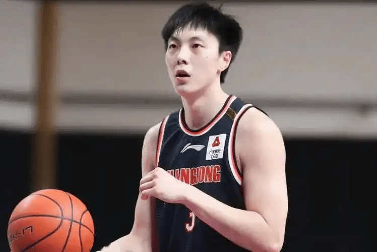 胡明轩被交易？广东连败，谁注意胡明轩举动，杜锋表态真实