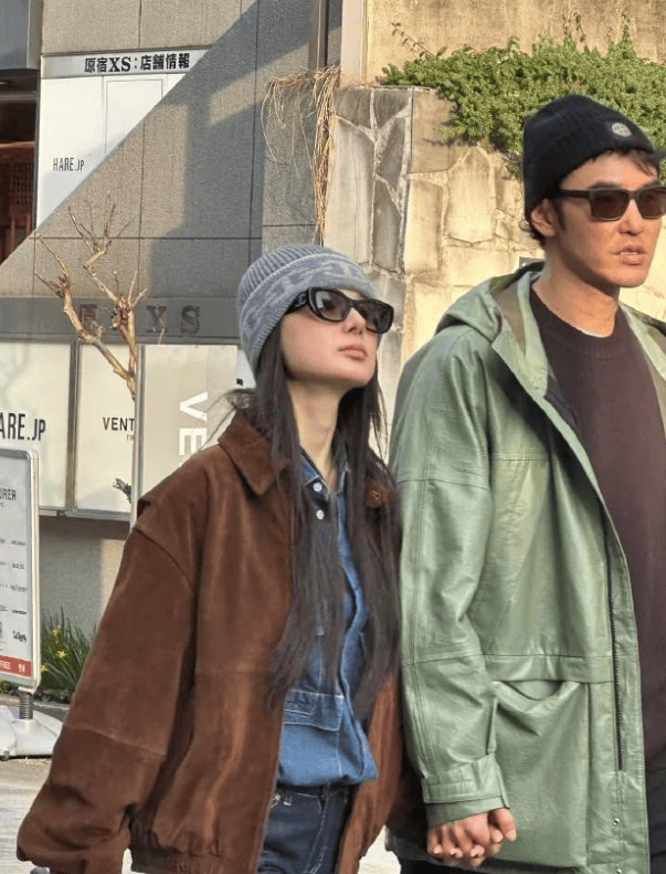 阮经天携小20岁女友东京街头甜蜜逛街，十指紧扣恩爱满满