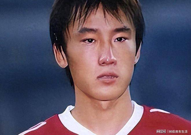 如今定居国外的前国脚杜威，守着研究生美娇妻，已成当地知名教练