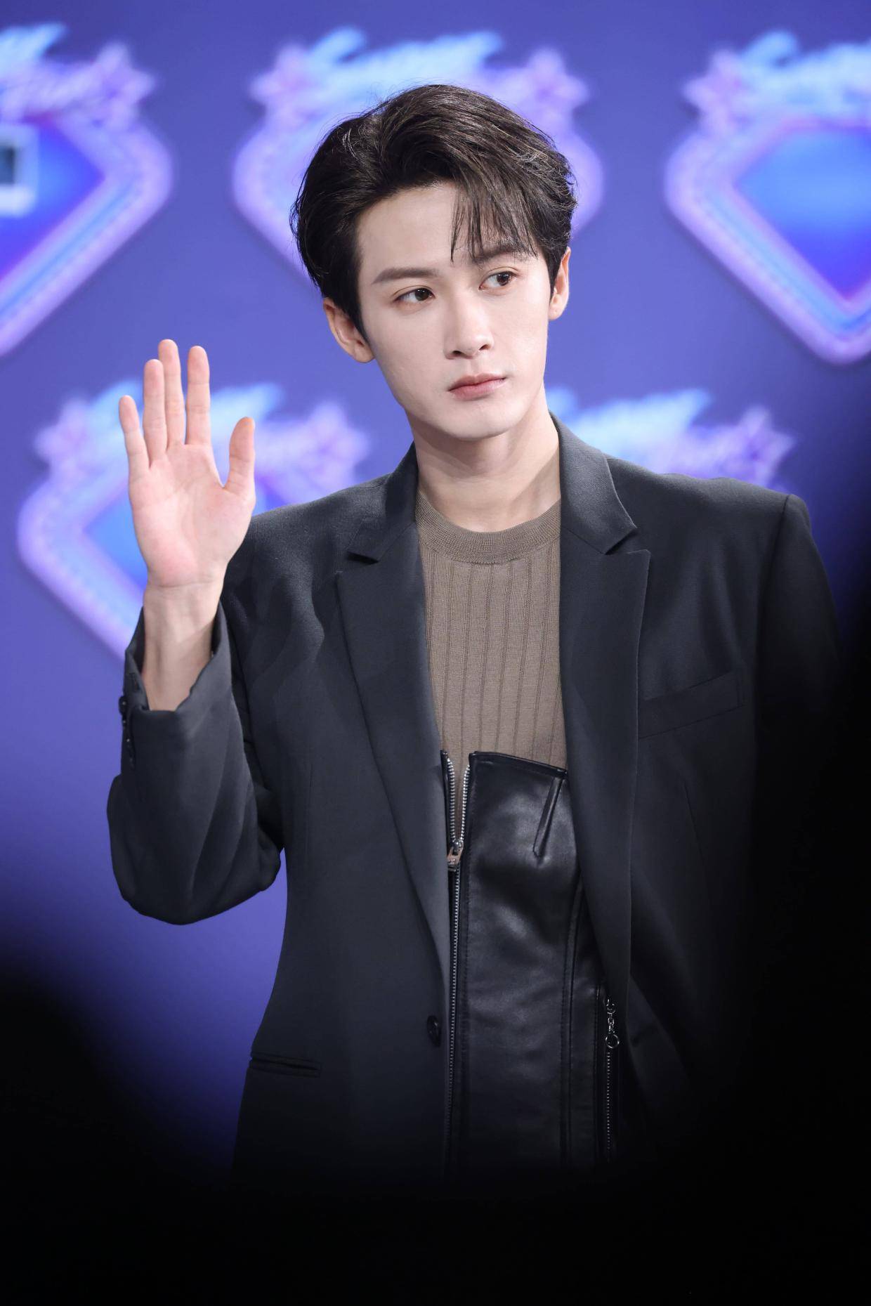 檀健次黑色西装尽显型男风范，宋茜金发露肩裙惊艳四座