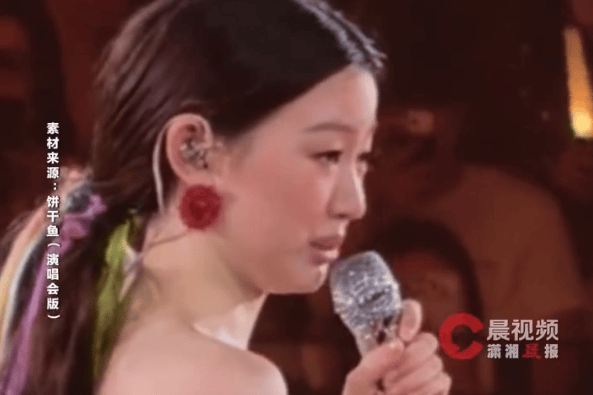 单依纯深圳演唱会妙语连珠，回应翻唱争议：老了也得夹劲唱，李荣浩喊话侵权