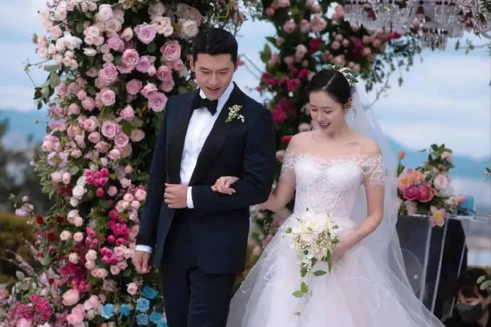 孙艺珍分享婚礼照纪念与玄彬结婚四周年 甜蜜挽手尽显恩爱