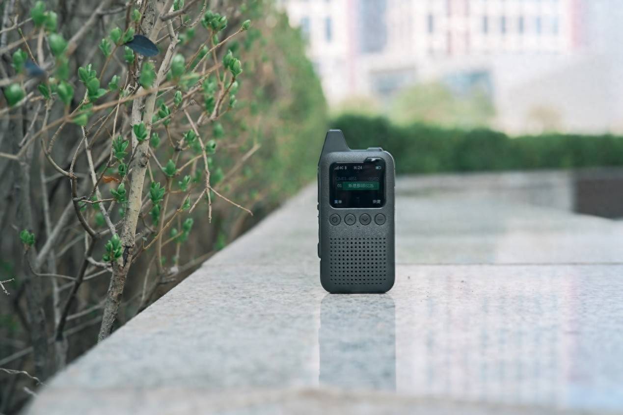 打破距离枷锁!极蜂公网对讲机QM01,一款远程通讯利器