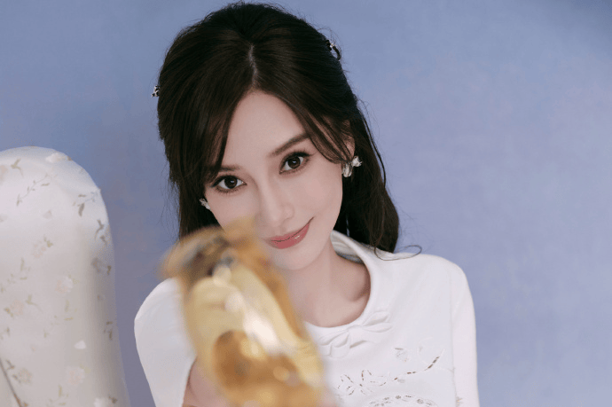 韩安冉力挺Angelababy驳斥馒化说：停止雌竞聚焦自我提升