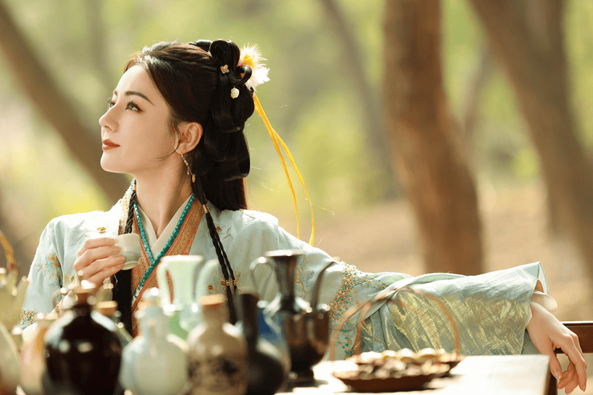 《白日提灯》《逐玉》特权卡风波：平台焦虑与粉丝执念下的行业困局