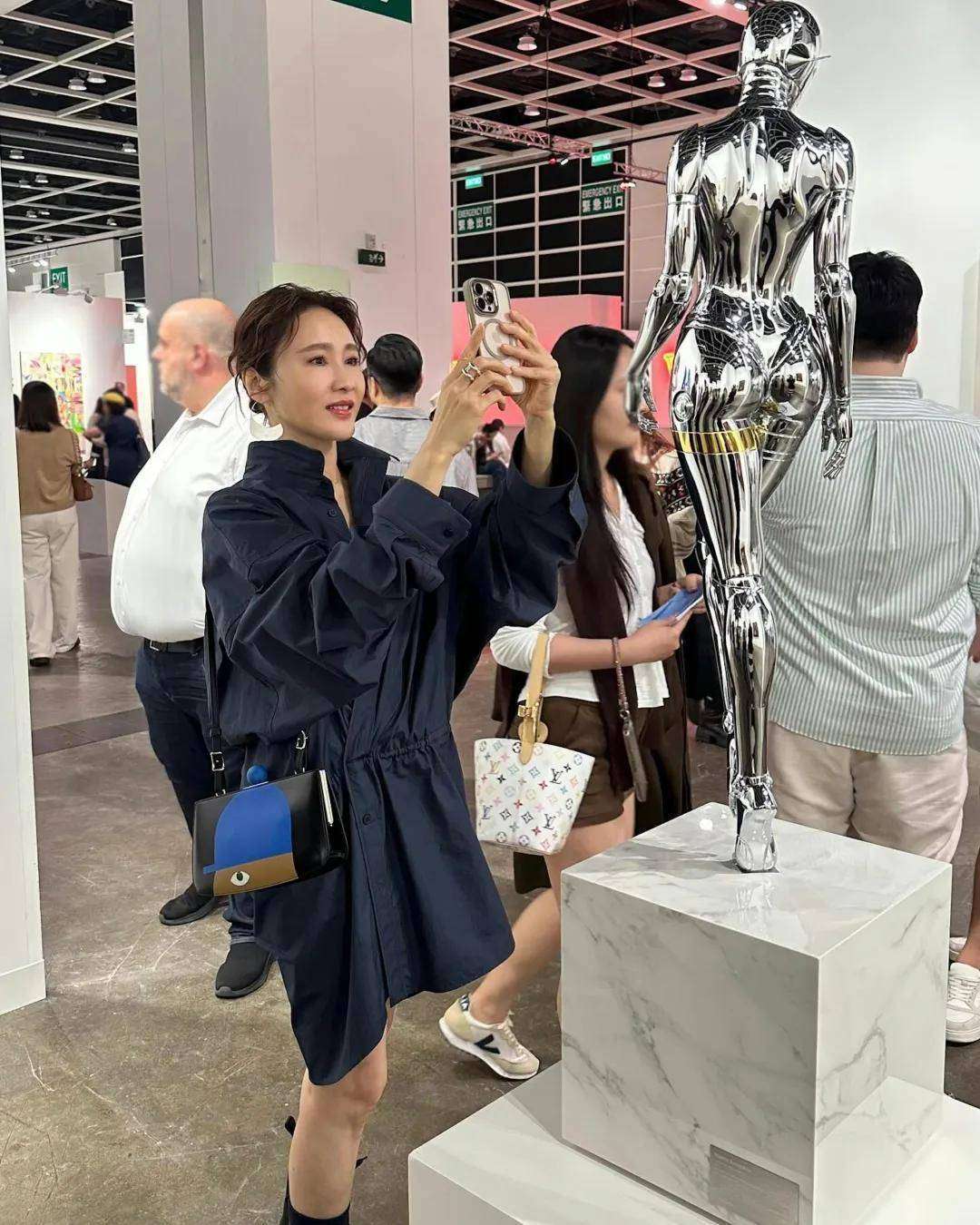 54岁黎姿带女儿看展状态绝了嫁残疾富豪被骂拜金如今活成这样