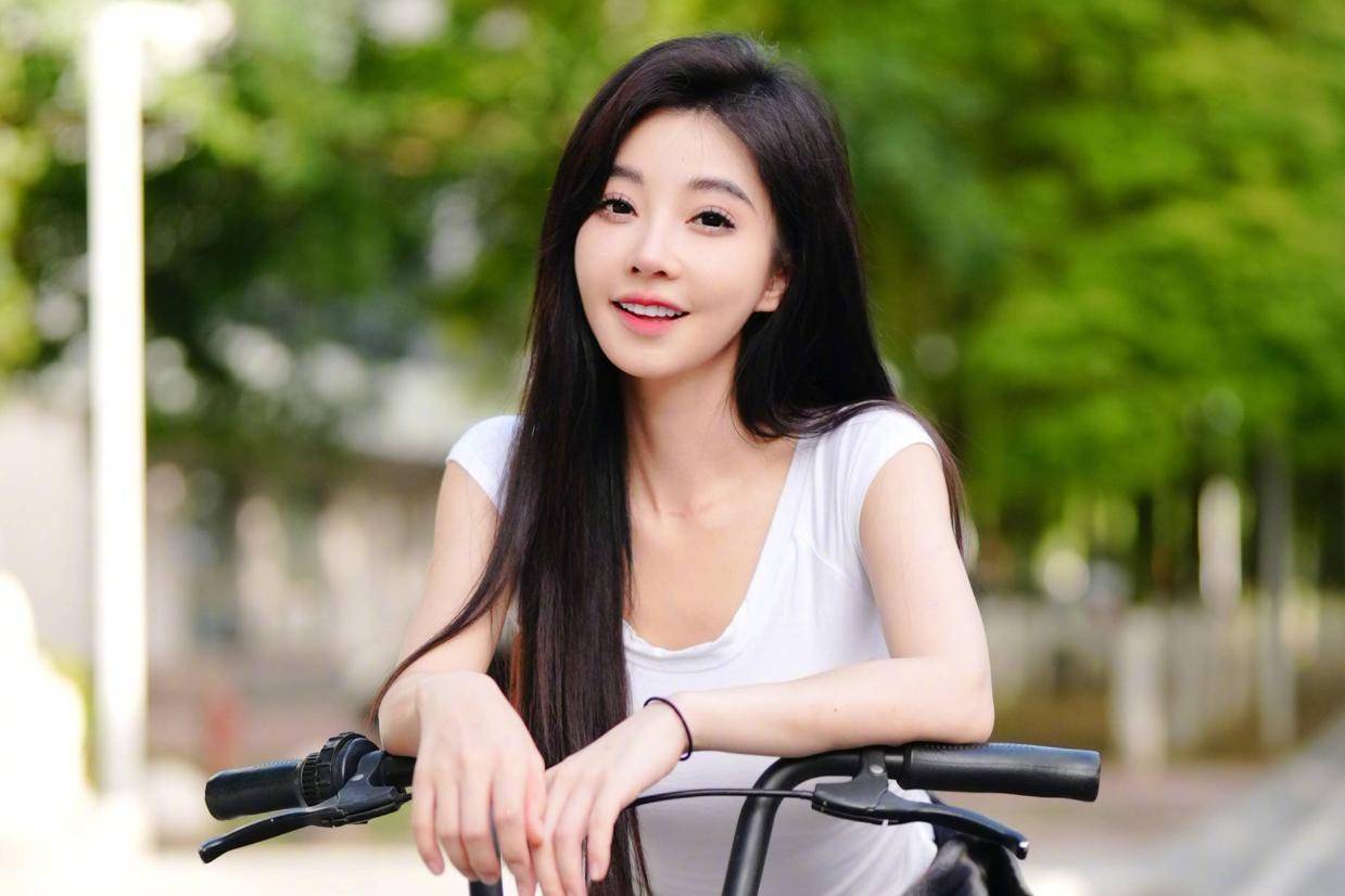 冯提莫谈腋下管理：呼吁勿对女生双标，男女应一视同仁