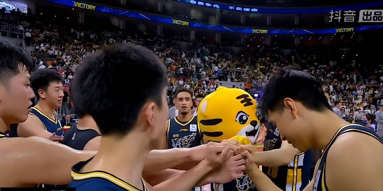 广东力克广厦,但杜锋被罚款!赛后看媒体人怎么说,一人被点名表扬