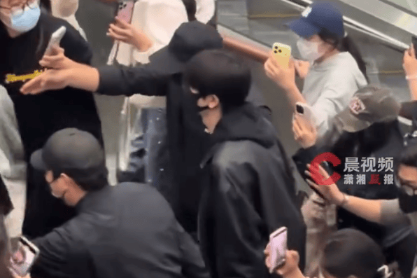 张凌赫高铁站遇私生代拍围堵，工作室严正发声呼吁理性追星